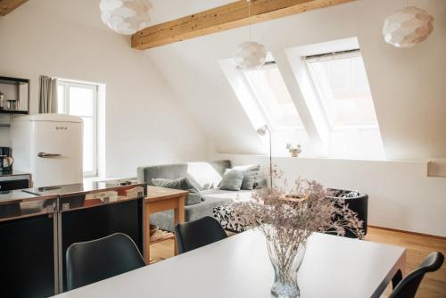 Il comprend une cuisine et un salon avec une table et des chaises. dans l'établissement Central Comfort Apartments Meščanka, à Ljubljana