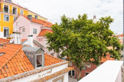Historical Alfama, building top, 5mn to train and subway