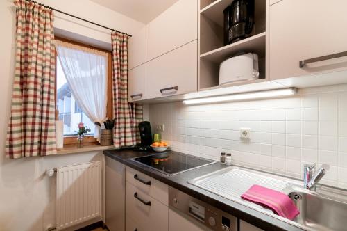مطبخ أو مطبخ صغير في Ferienwohnungen Trinkl