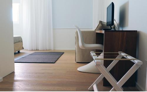 a living room with a desk with a computer and a chair at Pianderna Agriwellness in Scandiano
