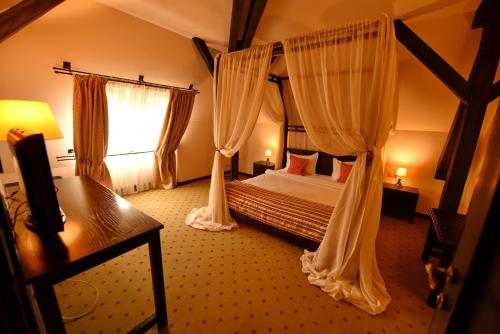 Tempat tidur dalam kamar di Hotel Gradina Morii