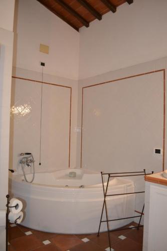 a bathroom with a bath tub in a room at Ala di Maniero in Agriturismo Valdrago in Toscana, nel Verde Mugello sulle Colline di Firenze Autodromo Mugello Circuit in Borgo San Lorenzo