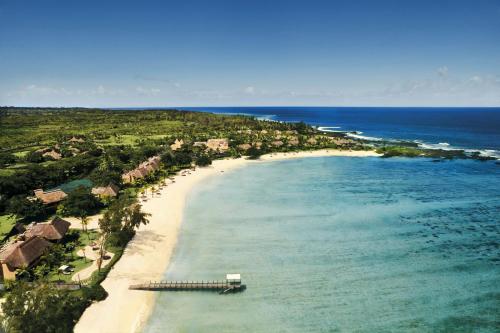- une vue aérienne sur une plage avec des maisons et l'océan dans l'établissement Shanti Maurice Resort & Spa, à Chemin Grenier