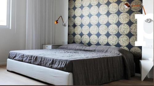 - une chambre dotée d'un lit avec un mur bleu et blanc dans l'établissement Pianderna Agriwellness, à Scandiano