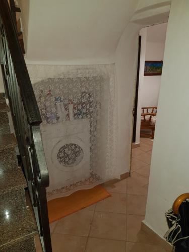 een hal met een open haard in een huis bij B&B Da Antonella in Bosa