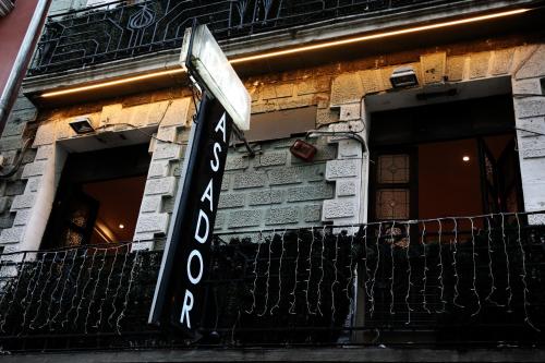 un letrero de la calle en el lateral de un edificio en Hostal Restaurante, en Pamplona