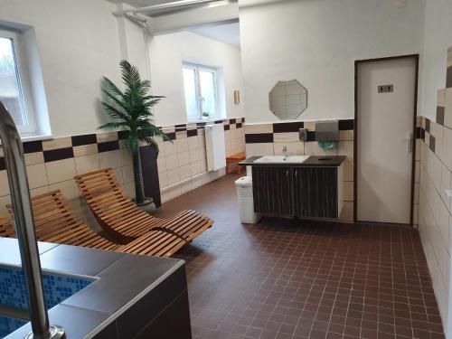 uma casa de banho com cadeiras, um lavatório e um balcão em Penzion Starr em Havlíčkŭv Brod
