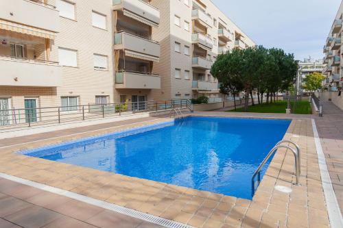 Comfortable apartment with a swimming pool, 250m to the sea.