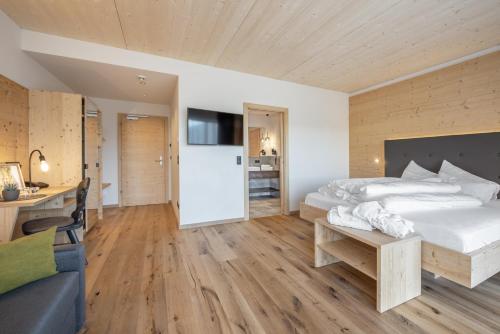 Ένα ή περισσότερα κρεβάτια σε δωμάτιο στο Hotel Torgglerhof