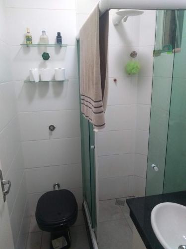 y baño con ducha, aseo y lavamanos. en ÓTIMO Apto NA ZONA SUL DO RJ, en Río de Janeiro