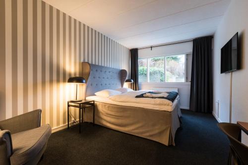 a hotel room with a bed and a window at Diagonalkroen in Give