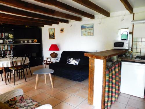 un salon avec un canapé et une table dans l'établissement Gîte des Cantines, à Donzenac
