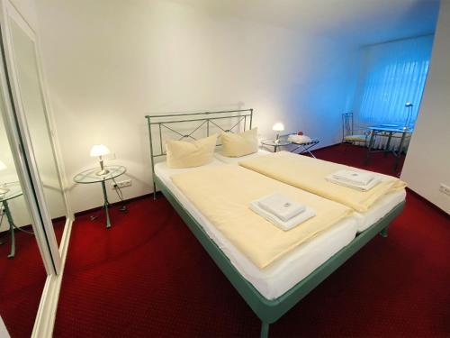 アールベックにあるHaus Kastell - Suite Strandglückのベッドルーム1室(ベッド1台、タオル2枚付)