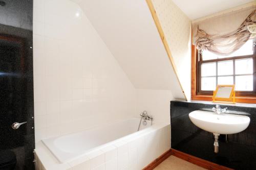 234 Charming 3 bedroom riverside duplex with parking in Edinburgh's historic Dean Village