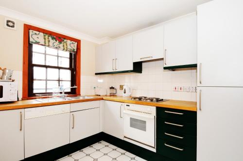 234 Charming 3 bedroom riverside duplex with parking in Edinburgh's historic Dean Village