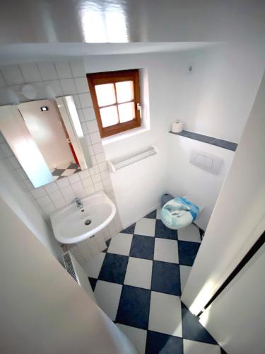 a white bathroom with a sink and a toilet at Ferienhaus von Alvensleben in Hameln
