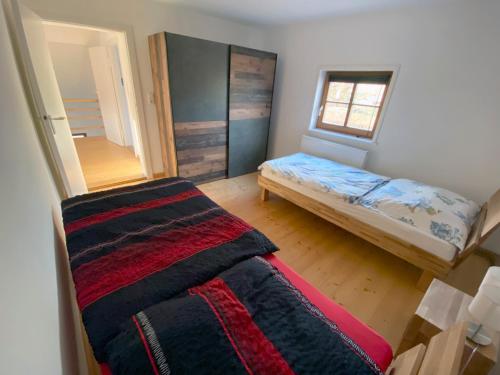 a small bedroom with a bed and a window at Ferienhaus von Alvensleben in Hameln