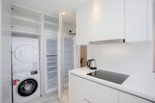 Køkken eller tekøkken på Sea Side Luxury Apartment