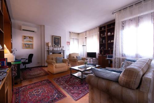 een woonkamer met een bank en een tafel bij B&B Dei Cavalieri in Pisa