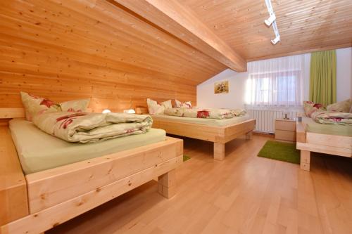 Zimmer mit 2 Betten in einem Holzzimmer in der Unterkunft Ferienwohnung Tetiana in Schruns-Tschagguns