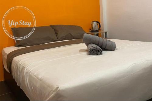 Una cama o camas en una habitación de YipStay