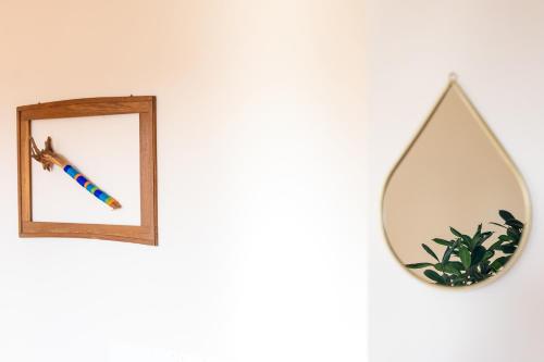 un espejo en una pared junto a una foto en Agriturismo Da Zeffi, en Spresiano