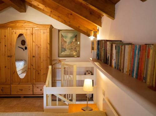 Miazzina的住宿－CORTE DI CAVNE'，一间设有楼梯的房间,并提供一些书籍