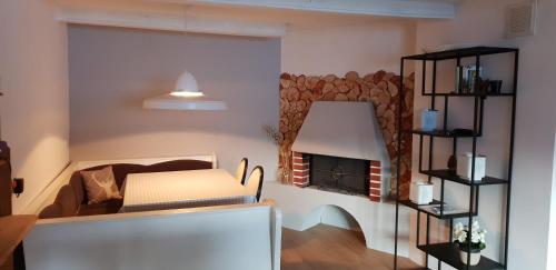 sala de estar con chimenea y sofá en Pension Edelweiss, apartment Amsterdam 4-6 pers, en Gosau