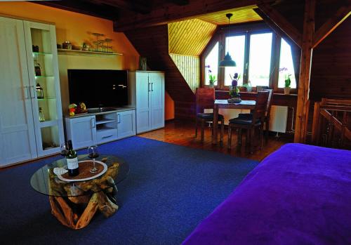 um quarto com uma cama, uma mesa e uma cozinha em Blick auf den Bodden em Ribnitz-Damgarten
