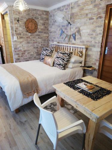 um quarto com uma cama e uma mesa e uma mesa sidx sidx sidx em Pillow Place Parys em Parys