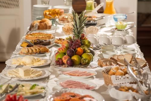 a long table filled with lots of different types of food at Pousada do Douro in Ouro Preto