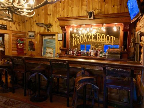 bar z napisem "Brooklyn browary" w obiekcie Buffalo Valley Ranch w mieście Moran