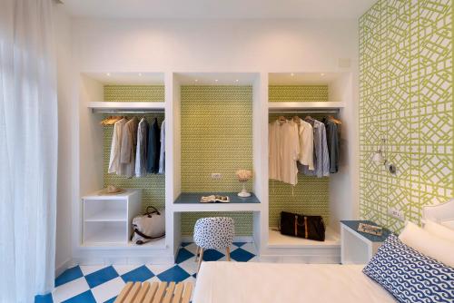 vestidor con cama y armario en Design Holiday Home in Sorrento city center, en Sorrento