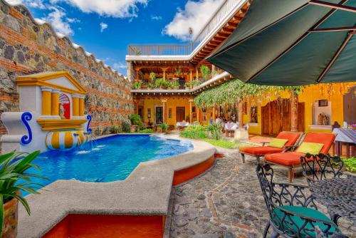 een huis met een zwembad in een tuin bij Hotel Palacio de Doña Beatriz in Antigua Guatemala