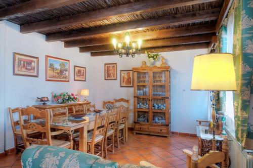 Un comedor con mesa y sillas en Los Gañanes, en Puebla de Don Rodrigo