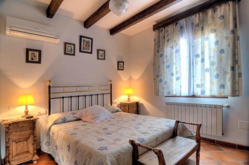 Un dormitorio con una cama grande y una ventana. en Los Gañanes, en Puebla de Don Rodrigo