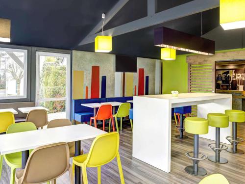 A restaurant or other place to eat at ibis budget Caen Hérouville