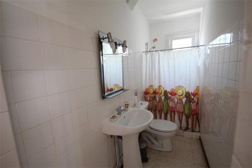 Ένα μπάνιο στο 80m de la plage Appartement au rdc d'une maison 1 chambre 4 couchages cour LXRV9B