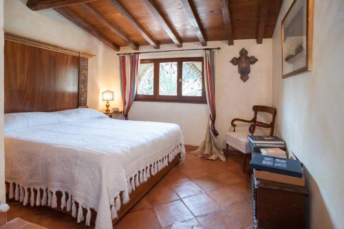 Un dormitorio con una cama grande y una ventana en Olivella, en Campagnano di Roma