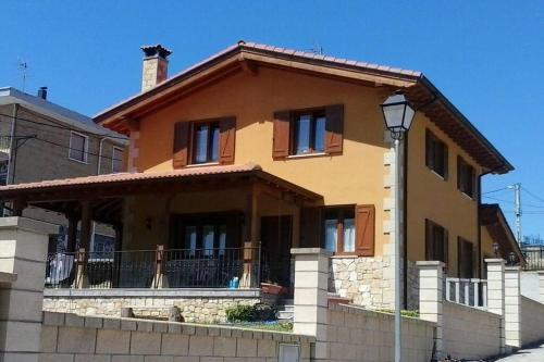 Το κτήριο όπου στεγάζεται  η παραθεριστική κατοικία