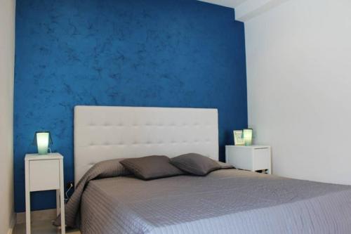 una camera blu con un letto con due comodini di coreno luxury ad Ausonia