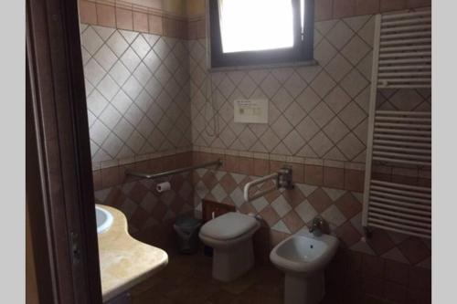 Ένα μπάνιο στο Apartment Nuraghe, barrierefrei, auf Olivenhain