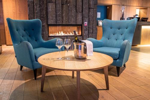 - une table avec une bouteille de vin et 2 chaises dans l'établissement Hotel Vík í Mýrdal, à Vík