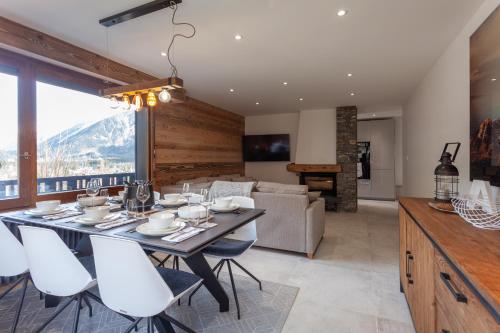 une salle à manger et un salon avec une table et des chaises dans l'établissement Apartment Brevent Fodera, à Chamonix-Mont-Blanc