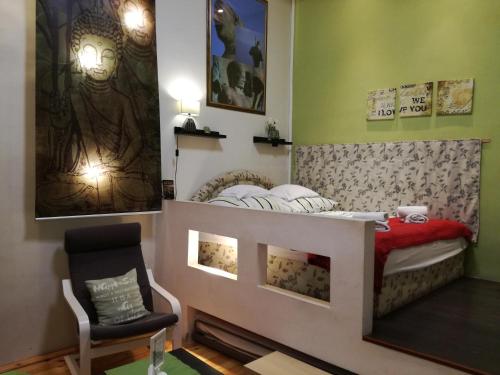 Dormitorio infantil con litera y silla en Smart City Apartment 2, en Budapest