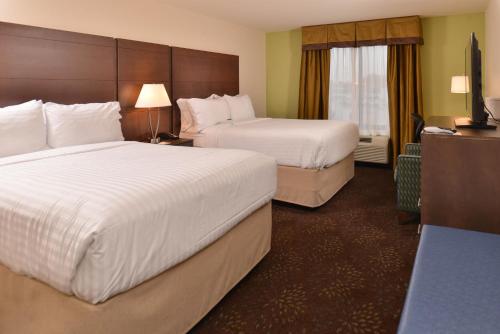 Postel nebo postele na pokoji v ubytování Holiday Inn Express & Suites Dearborn SW - Detroit Area by IHG