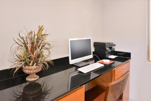 TV o dispositivi per l'intrattenimento presso Holiday Inn Express Hotel & Suites Mooresville - Lake Norman by IHG