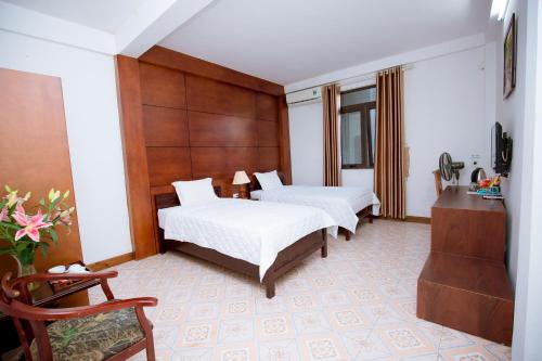Postel nebo postele na pokoji v ubytování Viet Huong Hotel
