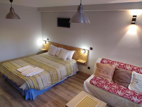 1 dormitorio con 1 cama y 1 sofá en Mirador Madrid, en Madrid
