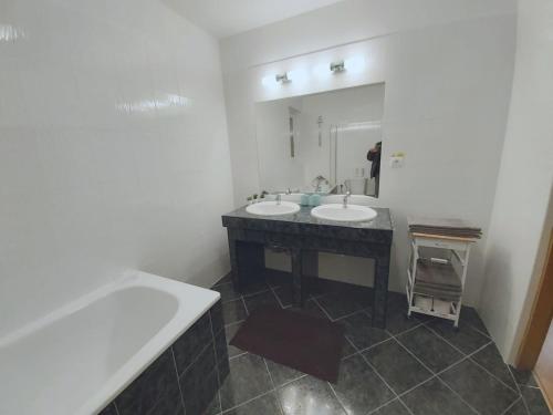 baño con 2 lavabos y espejo grande en Mountain Village Apartment Pinewood ***, en Vyšné Ružbachy
